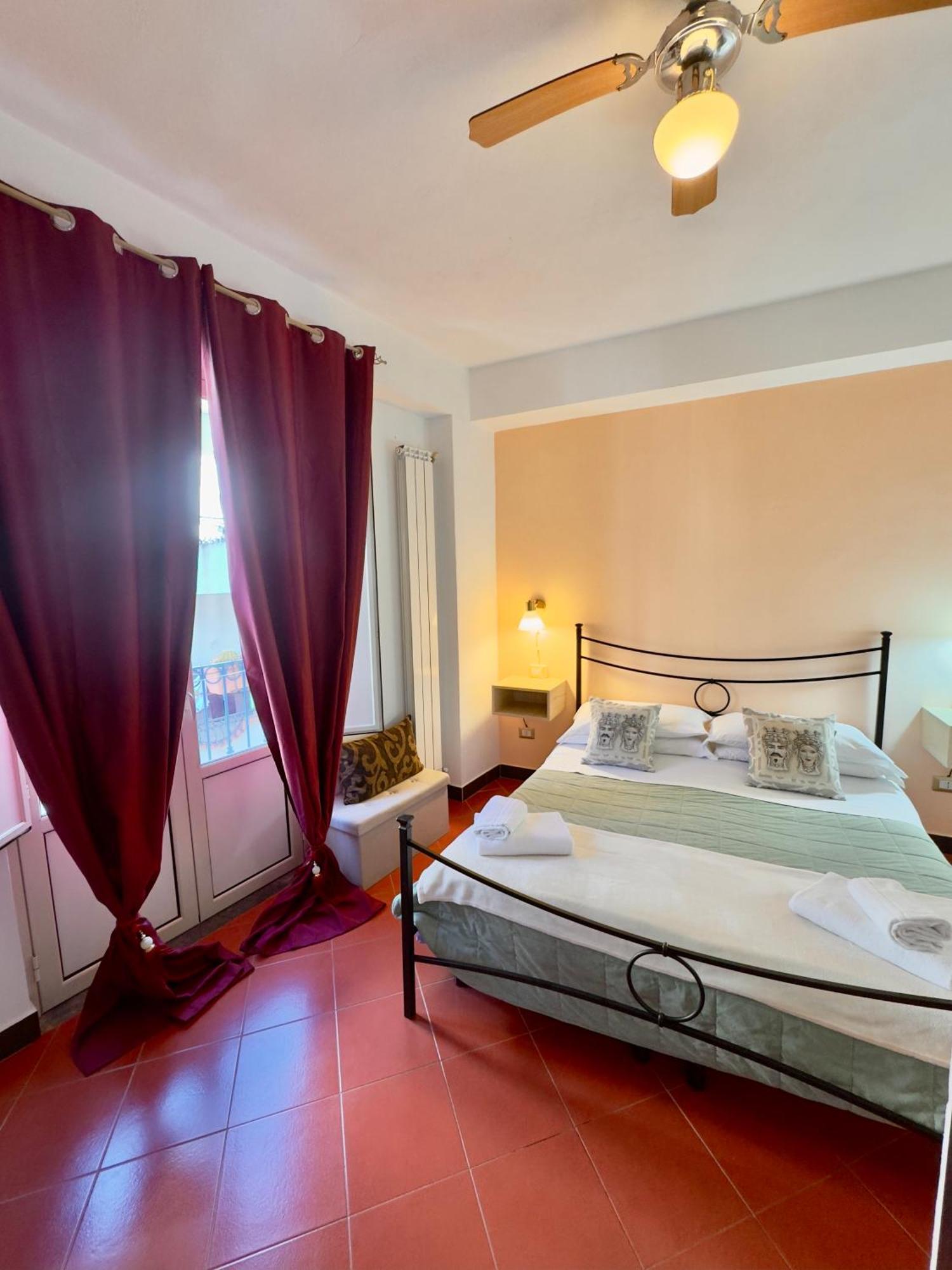 Taormina'S Sun Bed and Breakfast Eksteriør billede